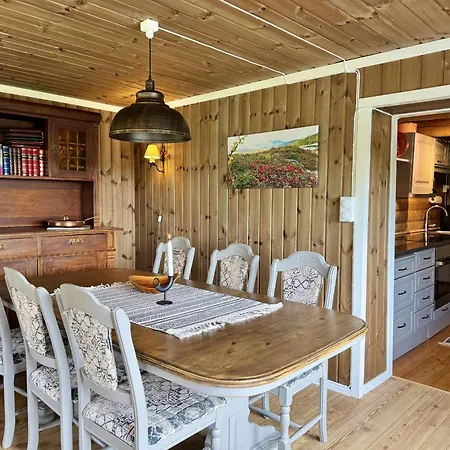Dom wakacyjny Cozy, Well-equipped And Family-friendly In